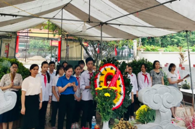 Thắp hương tại Đài tưởng niệm nghĩa trang Liệt sĩ phường Dương Nội