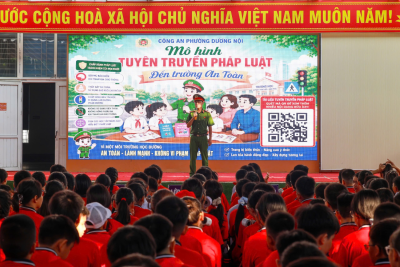 CA PHƯỜNG DƯƠNG NỘI TUYÊN TRUYỀN PHỔ BIẾN LUẬT AN TOÀN GIAO THÔNG CHO HS TRƯỚC THỀM NĂM HỌC MỚI