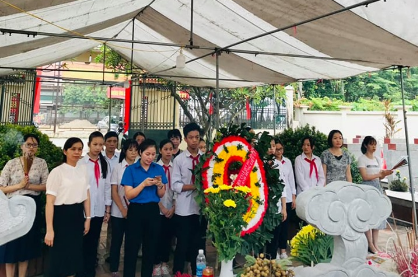 Thắp hương tại Đài tưởng niệm nghĩa trang Liệt sĩ phường Dương Nội