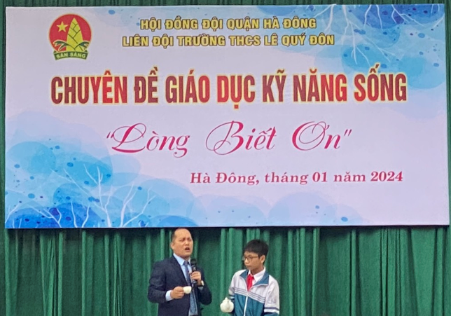 HỌC TRÒ KHÓC RƯNG RỨC TRONG BÀI GIẢNG VỀ LÒNG BIẾT ƠN