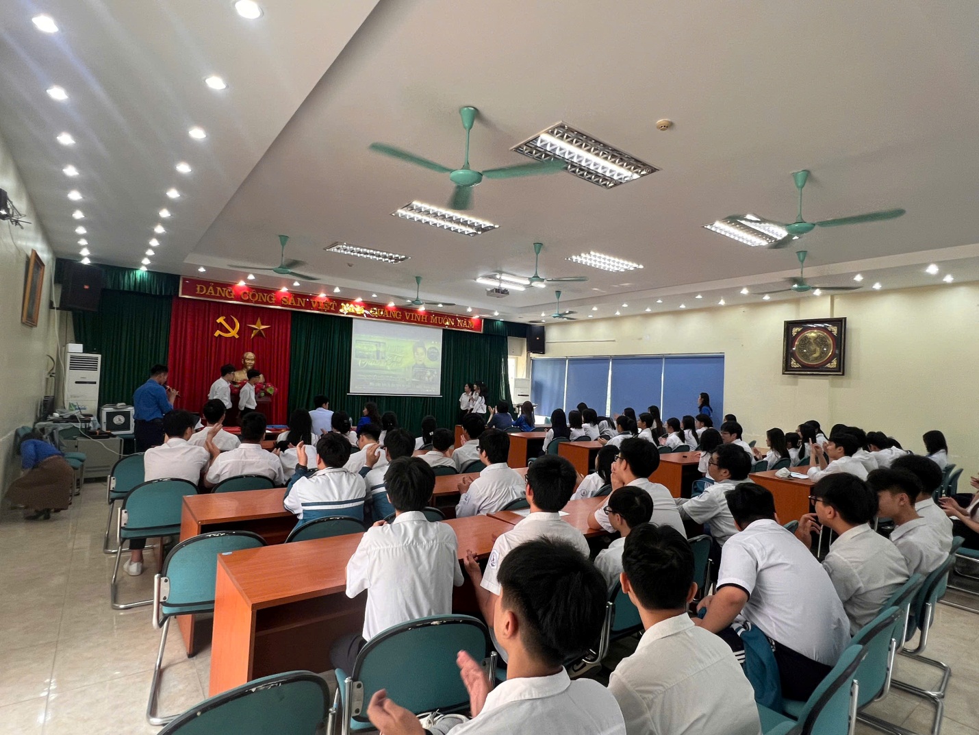 LỄ KẾT NẠP ĐOÀN VIÊN MỚI TRƯỜNG THCS LÊ QUÝ ĐÔN NĂM HỌC 2024 - 2025