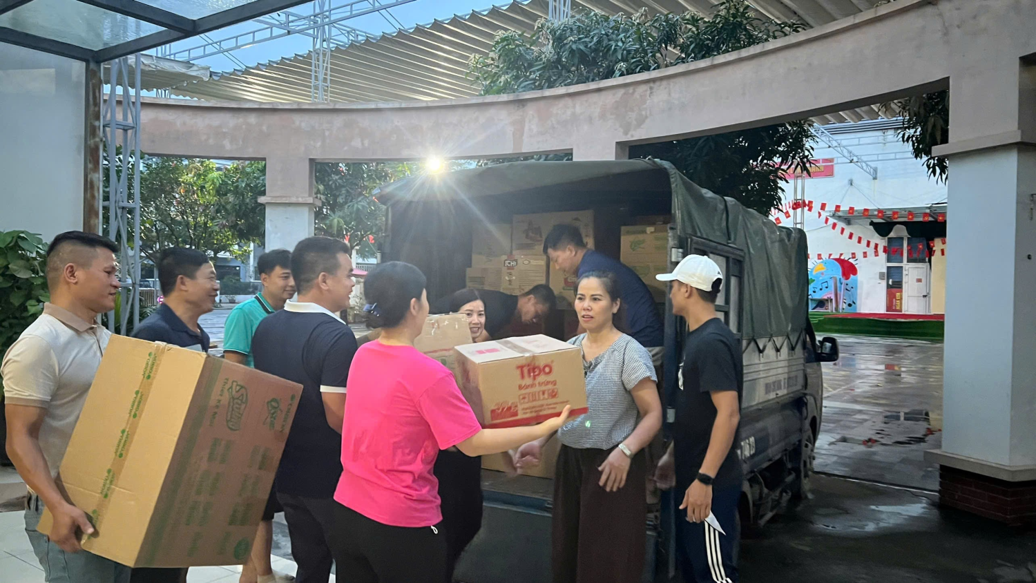 BGH NHÀ TRƯỜNG GỬI LỜI CẢM ƠN TỚI TẤM LÒNG VÀNG CỦA QUÝ PPHS VÀ HS ỦNG HỘ VÙNG LŨ
