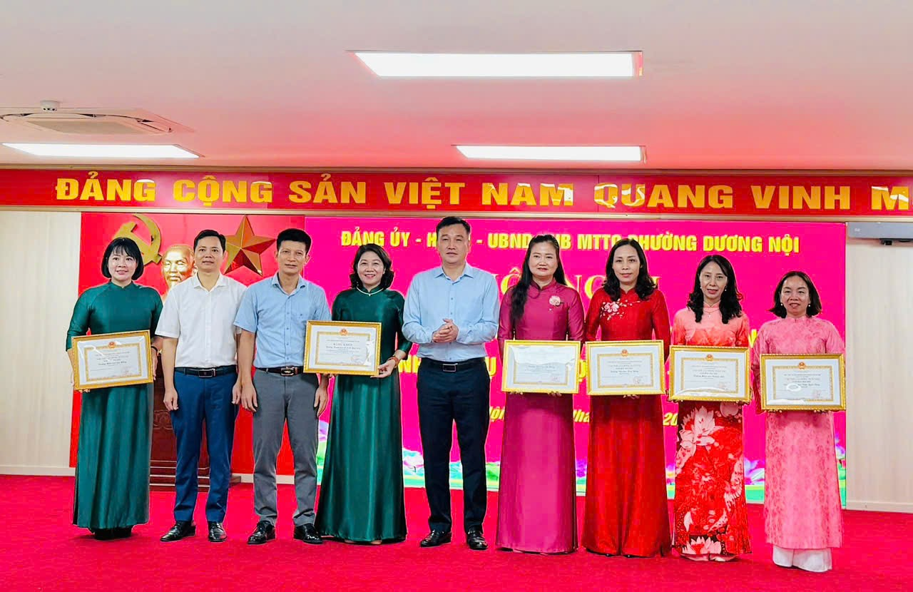 NHÀ TRƯỜNG VÀ HỌC SINH NHẬN KHEN THƯỞNG TẠI HỘI NGHỊ TỔNG KẾT NĂM HỌC 20265 - 2026 CỦA UBND PHƯỜNG DƯƠNG NỘI